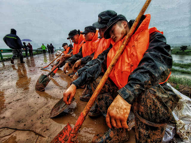 在安徽抗洪一线,上海武警用勇士精神筑起了守护堤坝