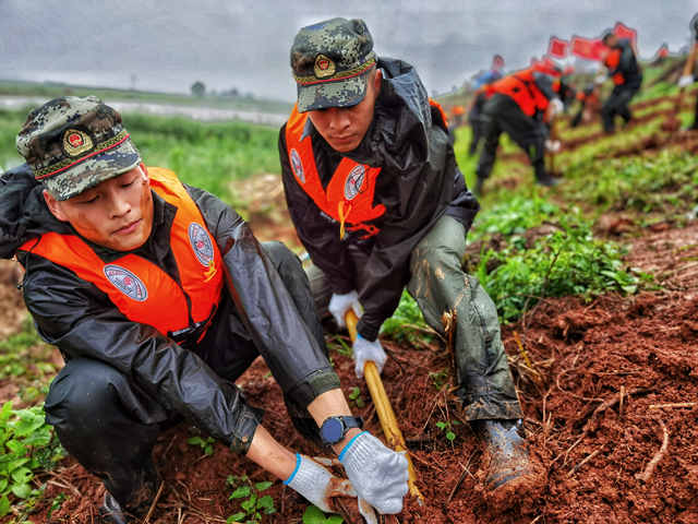 在安徽抗洪一线,上海武警用勇士精神筑起了守护堤坝