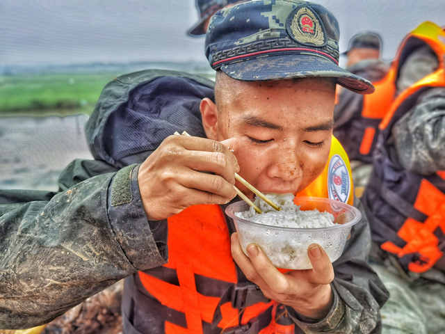 在安徽抗洪一线,上海武警用勇士精神筑起了守护堤坝