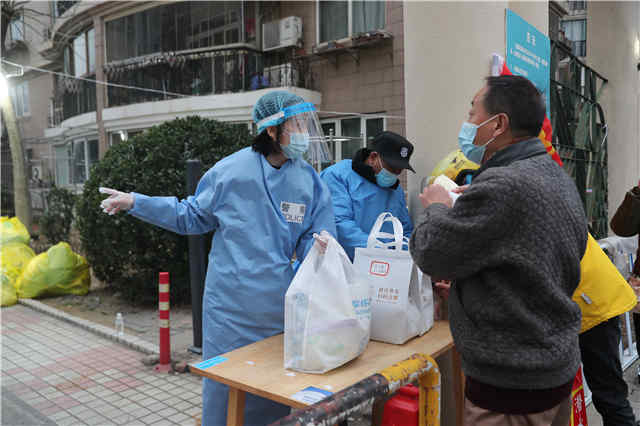 封控小区孕妇顺利转运，离不开90后民警的青春力量 2586